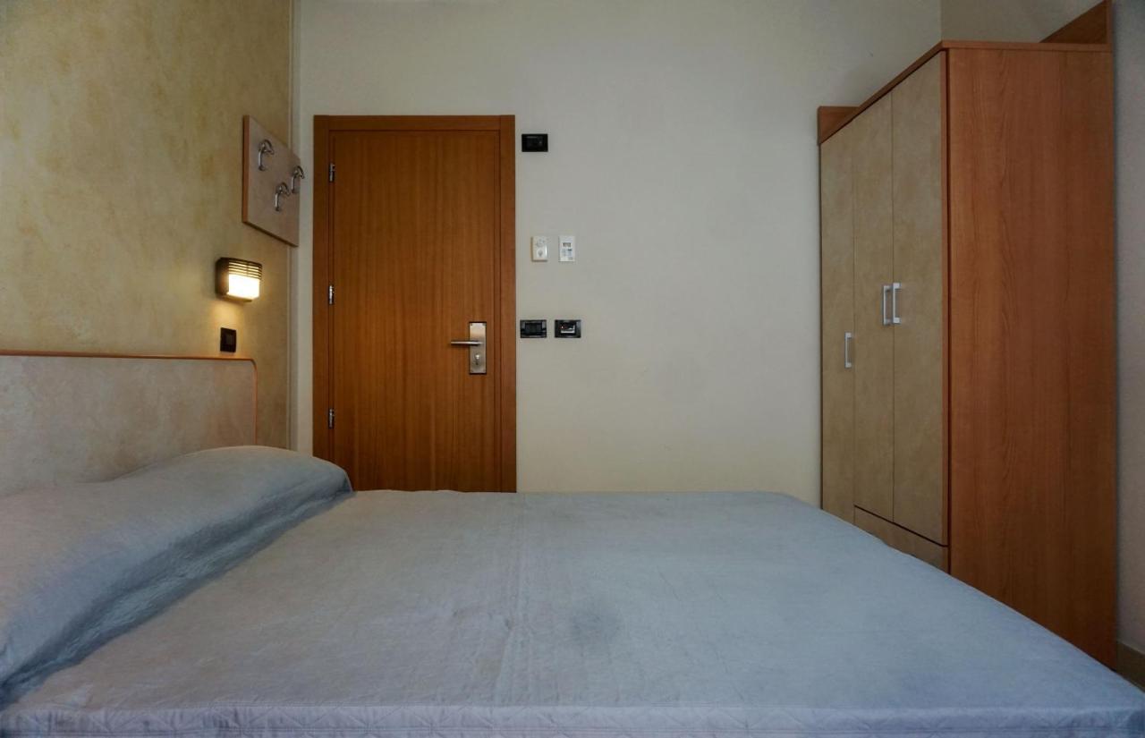Hotel Londra ริมินี ภายนอก รูปภาพ