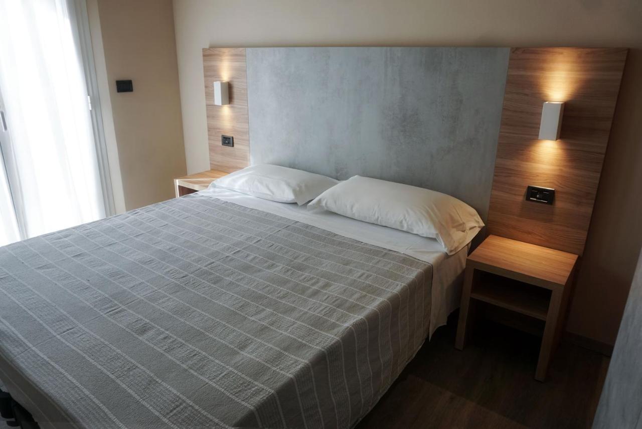 Hotel Londra ริมินี ภายนอก รูปภาพ